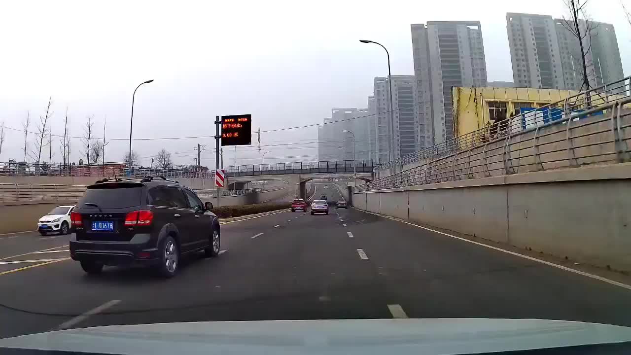 实拍：女司机就能把一条道堵住，两女司机能把一整条路堵住