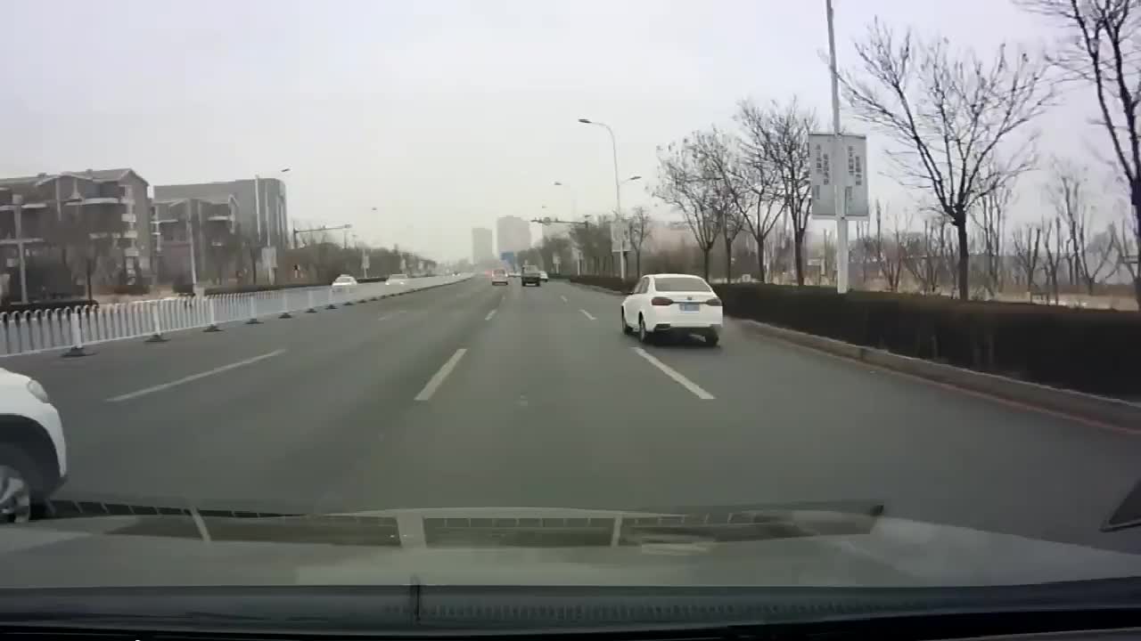 实拍：这就是国产哈佛h6，就强行变线，丢不丢人哈弗车主的人