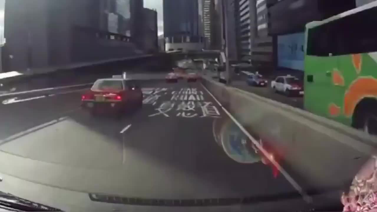 实拍：撞上一辆特斯拉要赔多少？他突然变道还不打转向灯