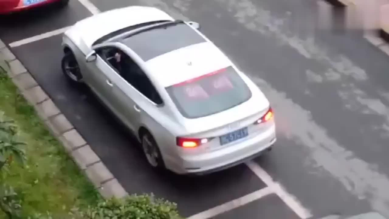 实拍女司机停车搞了半个小时像极了我停车时的样子