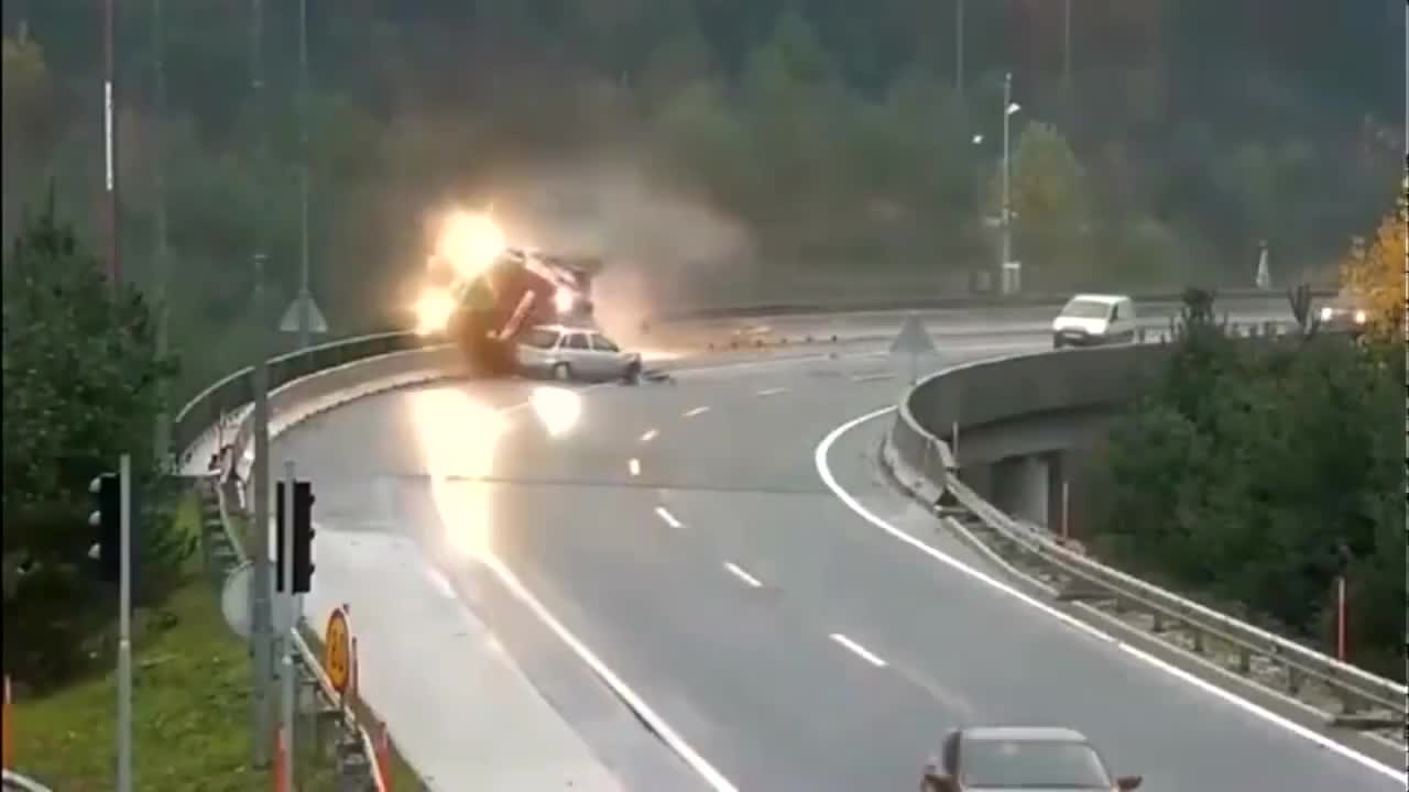 实拍：轿车在高速上失控，将油罐车撞下高速。