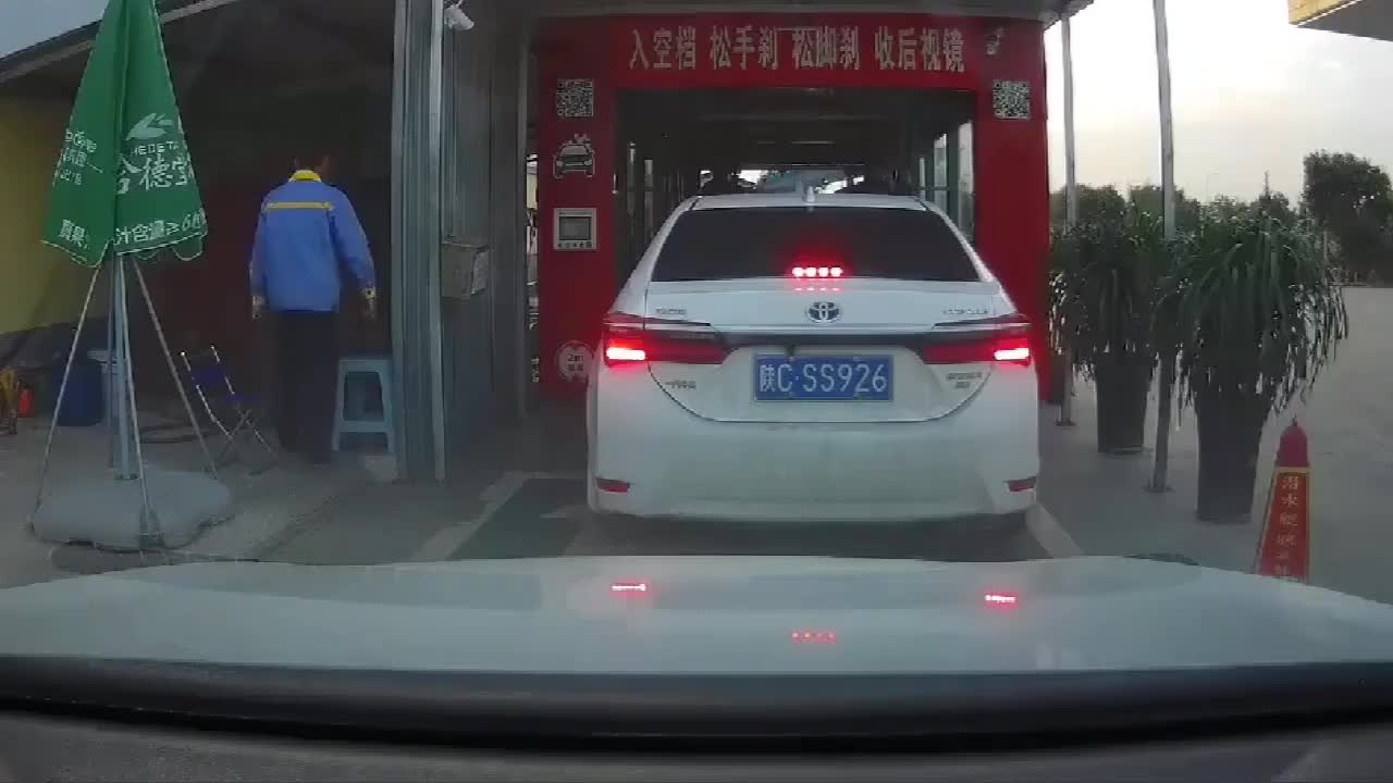 实拍女司机洗车我也是懵了