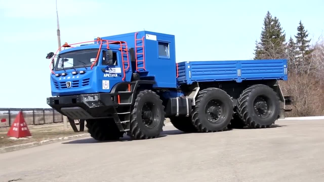 俄罗斯卡玛斯重型越野卡车,车身高大外观霸气