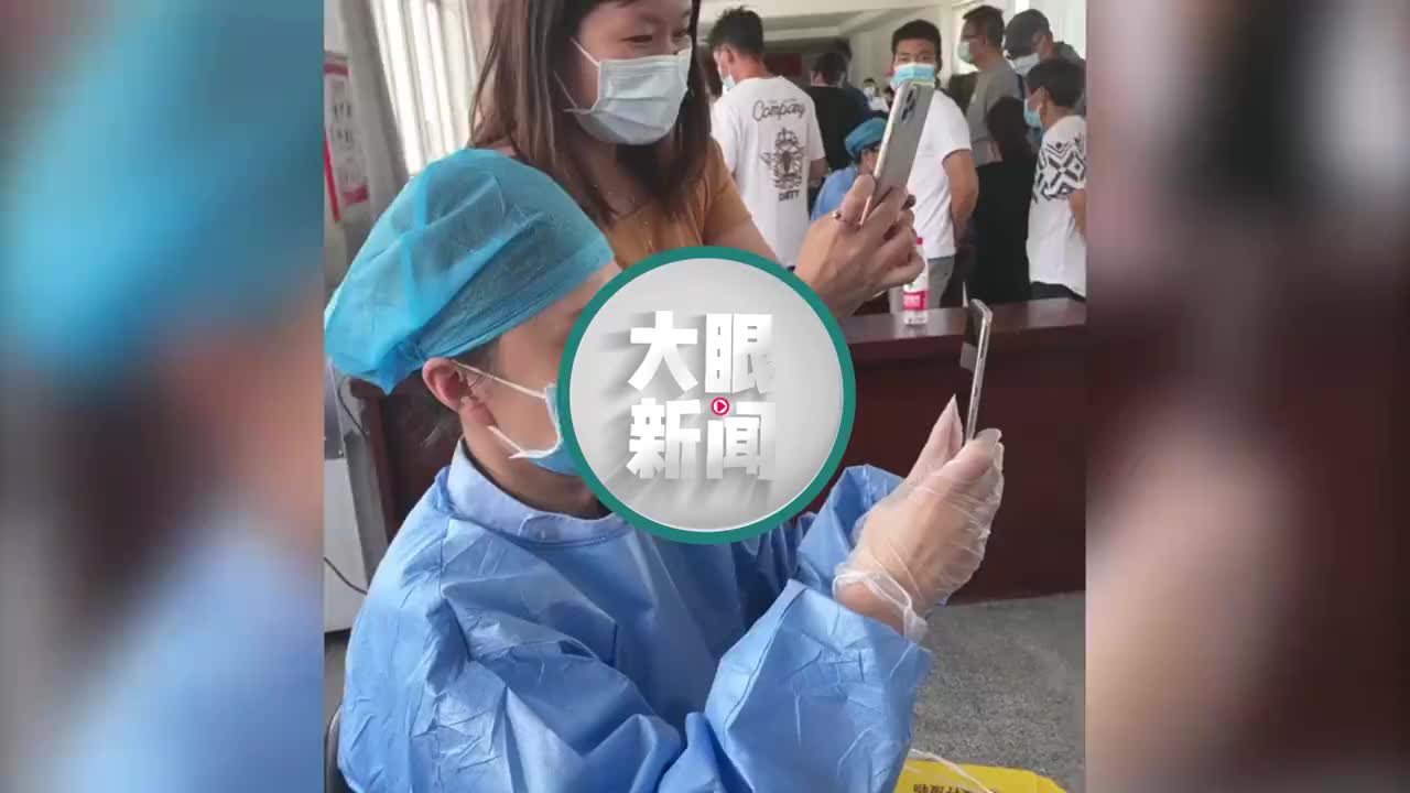 男子去打疫苗,撸起"袖口"医护人员瞬间懵