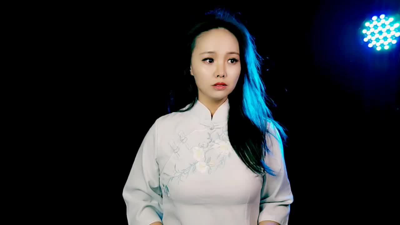 小姐姐一首万爱千恩唱得撕心裂肺唱完已热泪盈眶