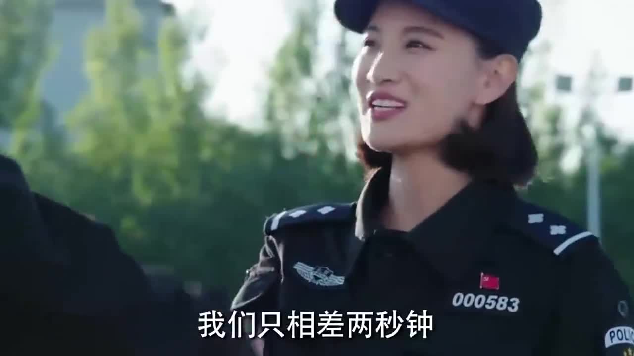 警花与警犬:高高在上的女警摘下帽子,瞬间就变的温柔而又妩媚!