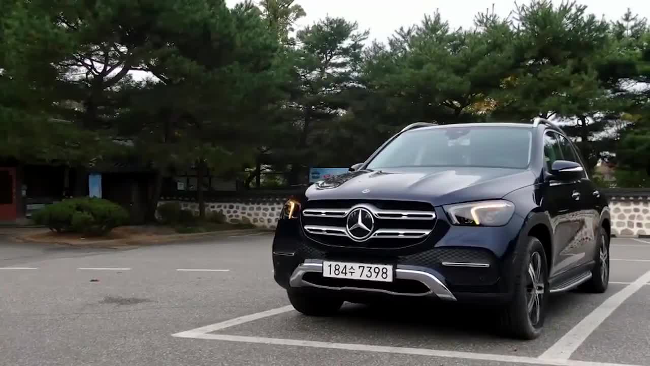 2021款奔驰gle300,奔驰e300最新款2021款 2021款奔驰gle300d实车展示夜晚亮起氛围灯太美了还要啥卡宴