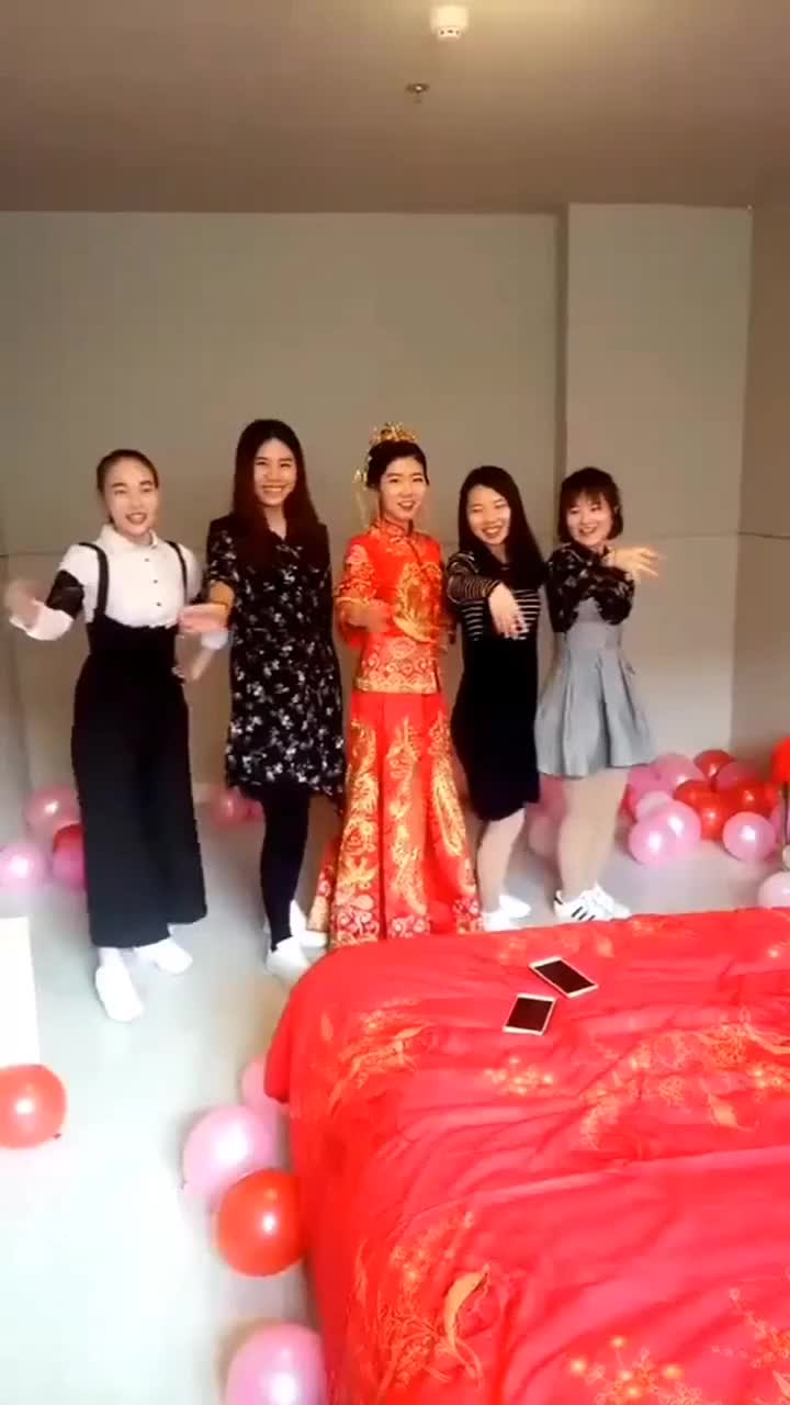 舞蹈学院毕业的新娘子,非要教伴娘们跳舞,这跳的啥?