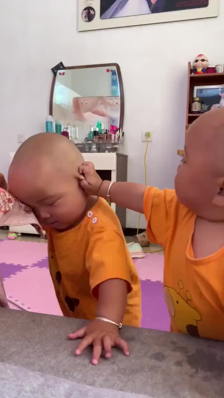 小孩子打架很容易受伤爸妈应及时制止