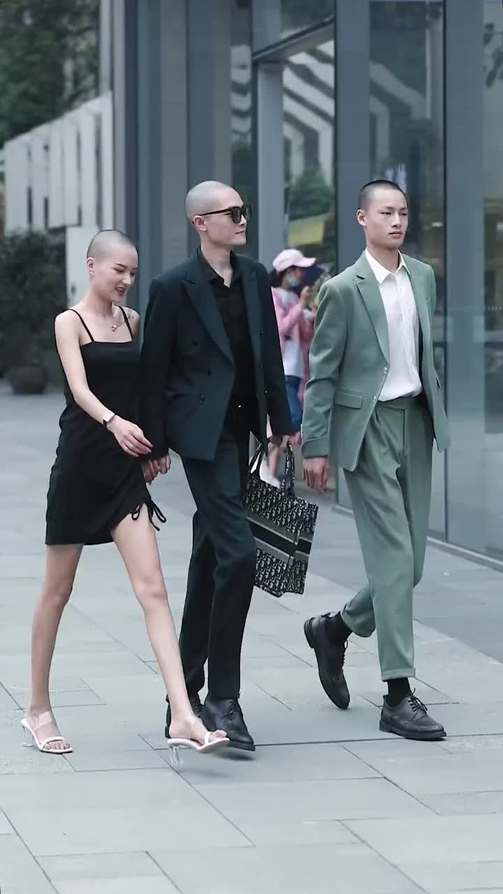 喜欢剃光头的小姐姐颜值都不会太差吧