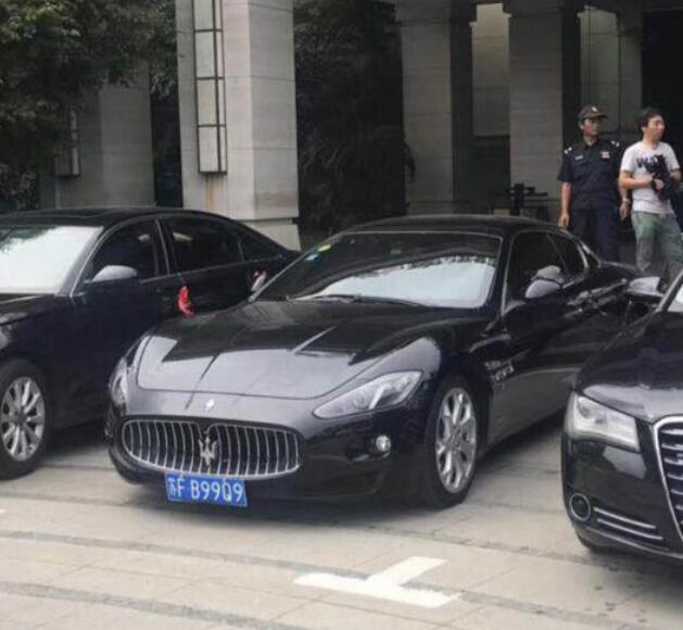 南通崇川区街头实拍玛莎拉蒂GTMC跑车，车牌