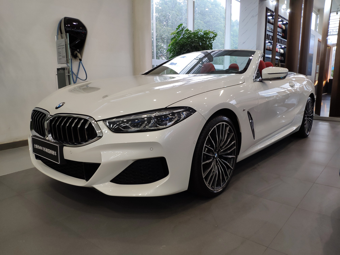 最新款宝马840i 敞篷M运动套装 矿石白红内