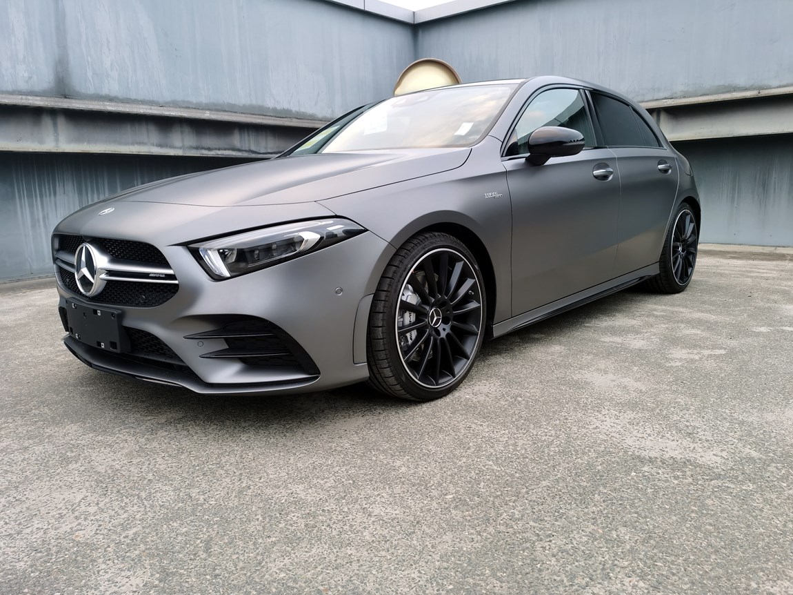 奔驰 A35 AMG 哑光山灰黑红 最新款