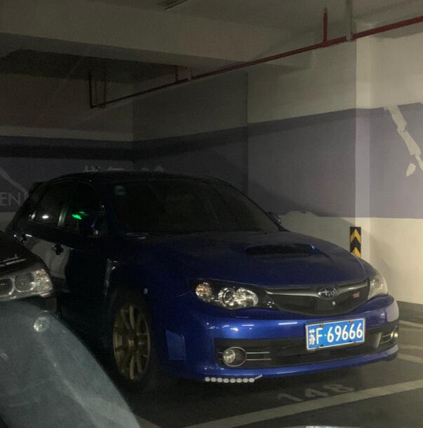 南通崇川区某地库实拍斯巴鲁STI，车牌