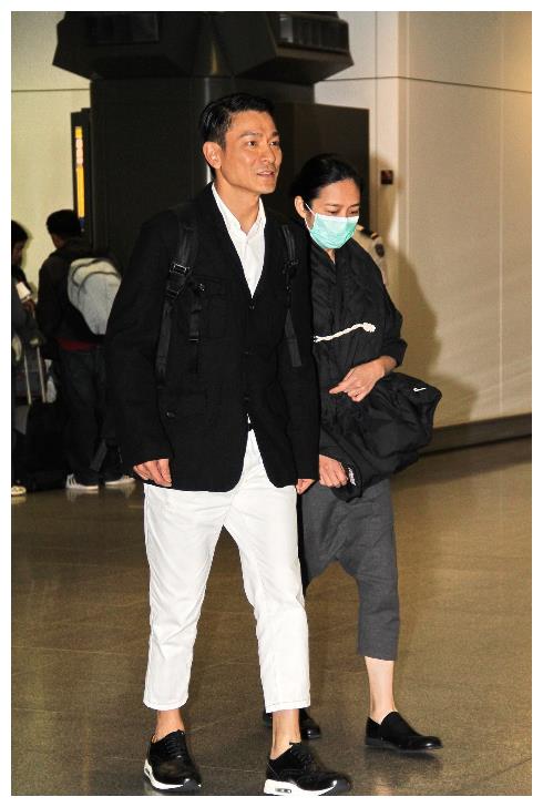 刘德华藏朱丽倩多年不提,上抖音即破例自爆婚事细节