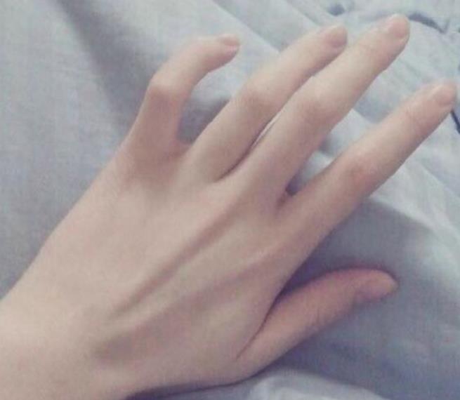 测试:3只手,哪个是男生的?测你内心是个什么样的女生!