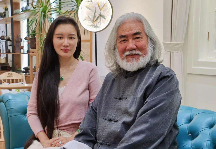 张纪中夫妇现身三亚为冬奥会加油助威杜星霖戴绿帽子引热议