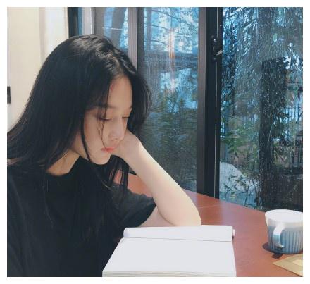 张馨予下雨天晒美照,怀孕8个月身材依旧纤细,被何捷宠成小女人