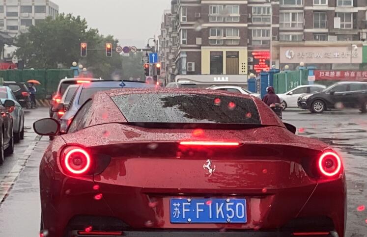 南通环城东路实拍法拉利Portfolio跑车，轰鸣声引人注目！