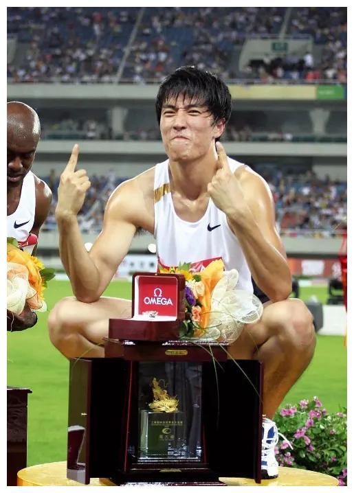 因2次退赛被骂12年,退役后没工作的刘翔,今成人生赢家