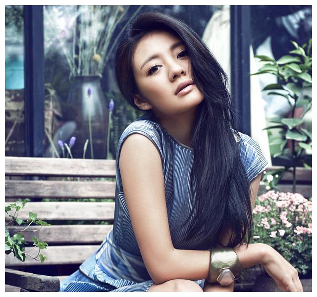 安以轩产后晒照,眨眼卖萌十分可爱,疑曝她还有俩继女?