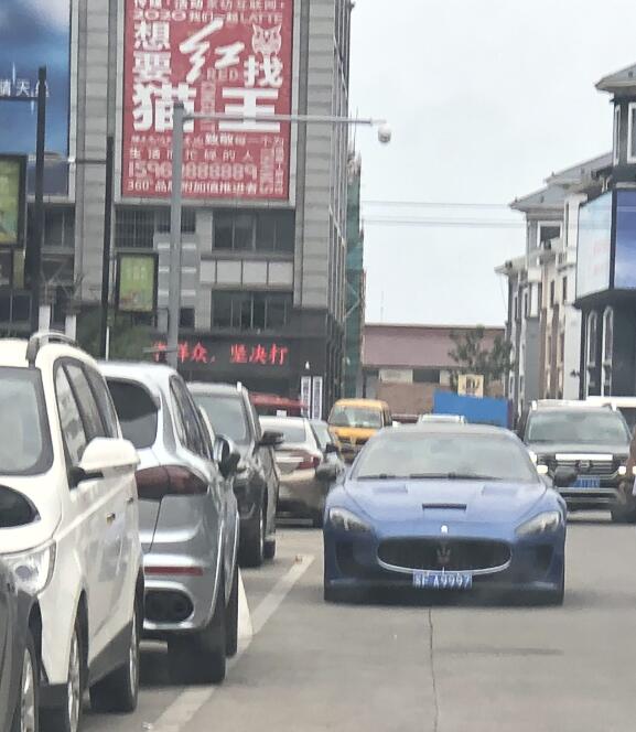 南通家纺城市场实拍玛莎拉蒂GT跑车，车牌