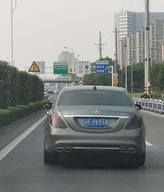 南通通京大道实拍奔驰S65L AMG，四出排气霸气十足！