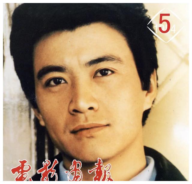 同一时期的优秀演员; 他英俊中透着阳光,潇洒中透露着自信; 01 周里京