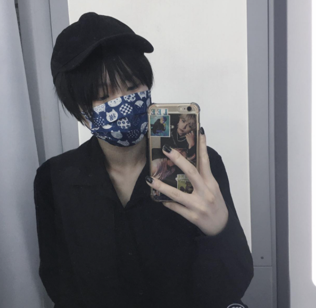 窦唯次女自拍罕见曝光,剪短发走中性路线十分帅气