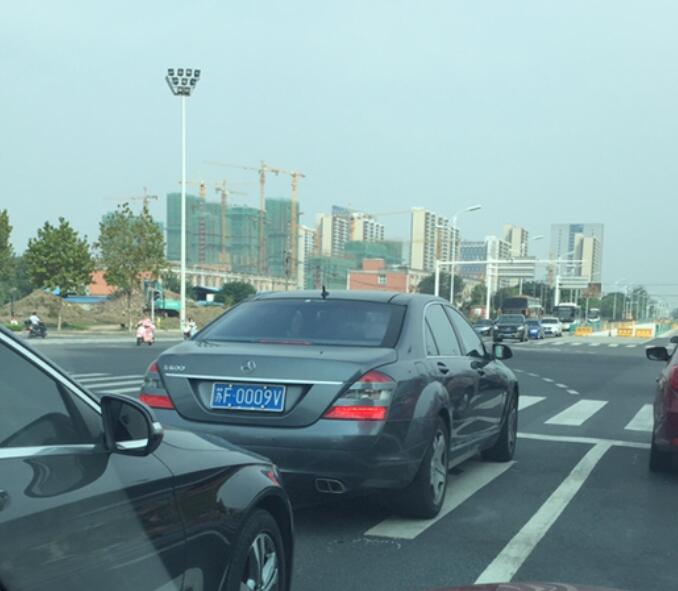 南通港闸区街头实拍奔驰S600，气场不输宾利和迈巴赫！