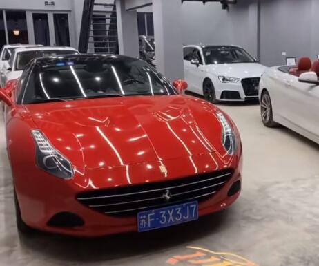 南通家纺城实拍法拉利加州跑车，红色车身非常醒目！