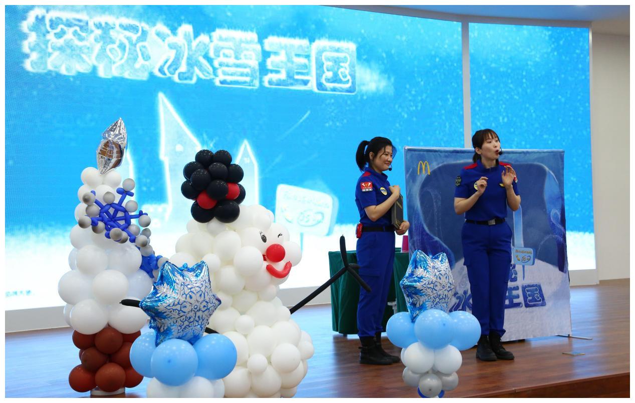 上午10点,在塔元庄同福产业园内,穿着粉红衣服的麦当劳姐姐迎接着每一