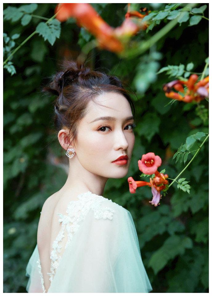 李沁唯美仙气绿纱裙优雅写真图片