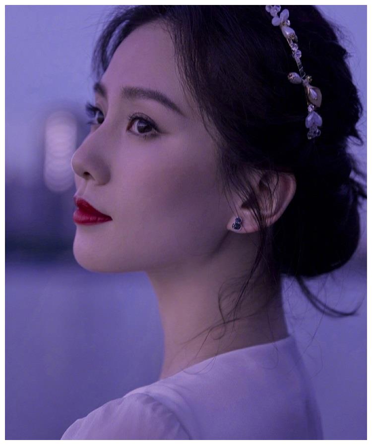 刘诗诗江边夜景大片太美了颜值360度无死角生图和精修无异