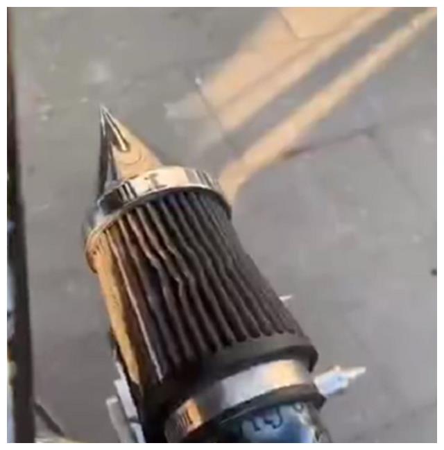 “哥特风”脚刹的摩托车，全车定制，车价140万，油箱还酷似宝剑