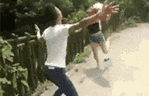 爆笑gif 搞笑趣图 为虎作伥啊