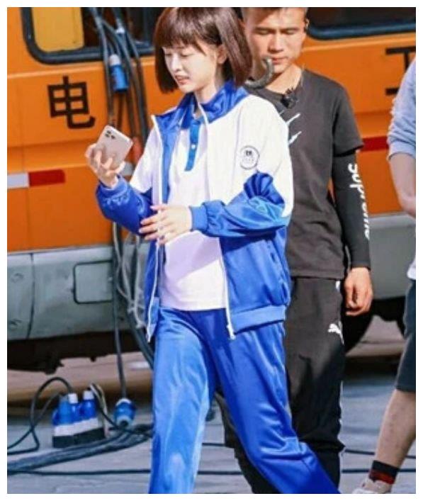 吴宣仪穿校服,杨超越校服装,看到孟美岐:还收小弟吗?