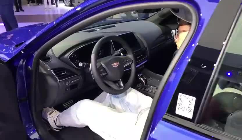 车展抢鲜看：凯迪拉克CT5座位空间，驾驶舱家族化设计