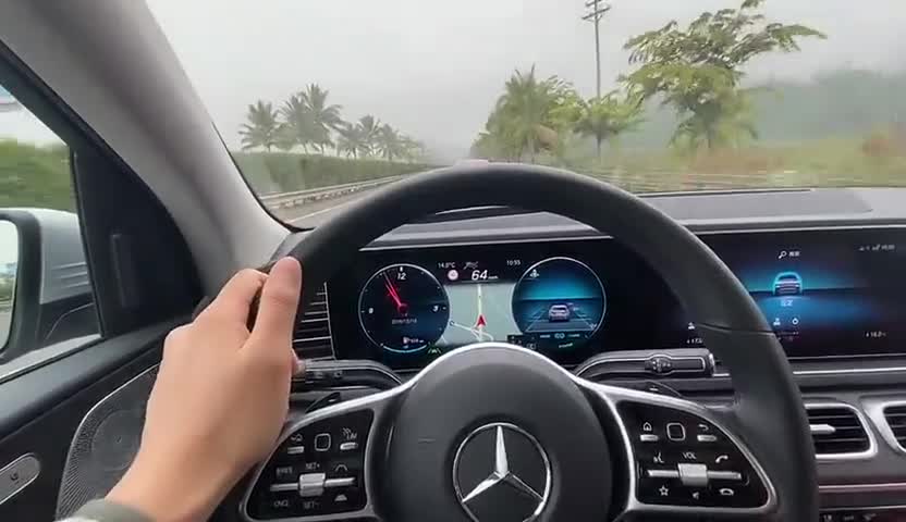 抢鲜看：全新一代奔驰GLE抬头显示，可清晰看到