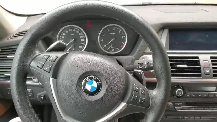 实拍：13款宝马X6特别的手套箱开启方式，藏在香薰下