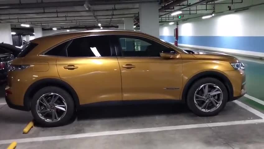 实拍：长安标致雪铁龙DS7车门接缝差小测试，左右车门差0.5左右