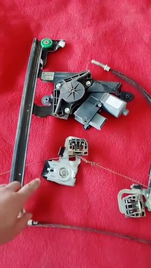 大众朗逸玻璃无法升降并有异响，拆下发现未按时保养