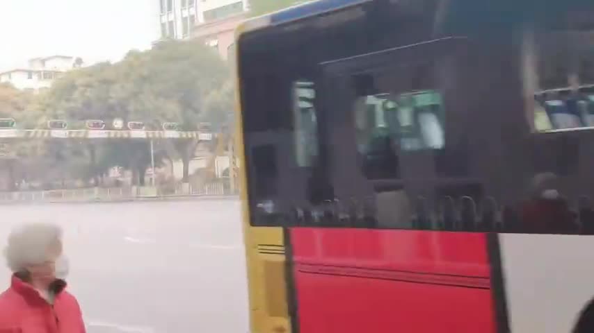 实拍广州公共汽车来来回回坐车人却很少