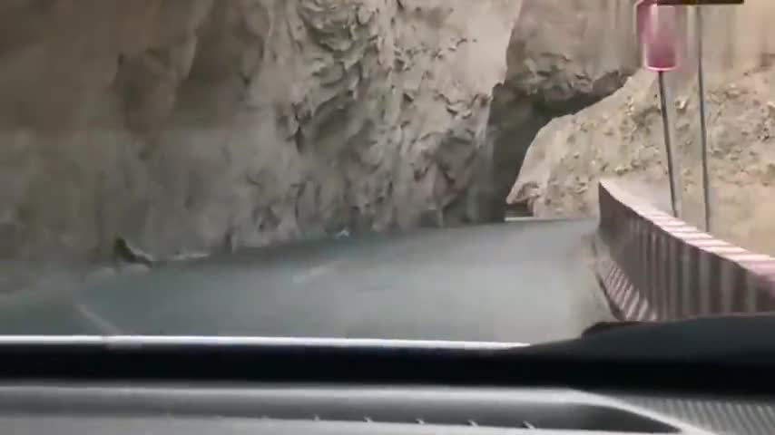 行车记录仪实拍这就是川藏线的老虎嘴，车技再好都得放慢车速