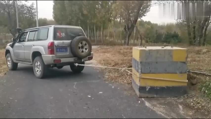 行车记录仪：遇见限宽墩过不去，看大途乐的移墩大法，真是太牛了