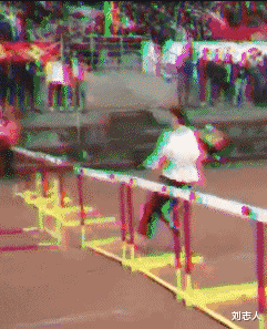 搞笑gif:妹子你转呼啦圈怎么像蹦迪呢?没少去嗨吧!