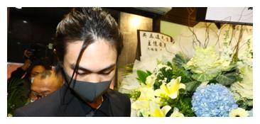 吴孟达葬礼现场18岁儿子泪目难掩悲伤之情现场一片沉重