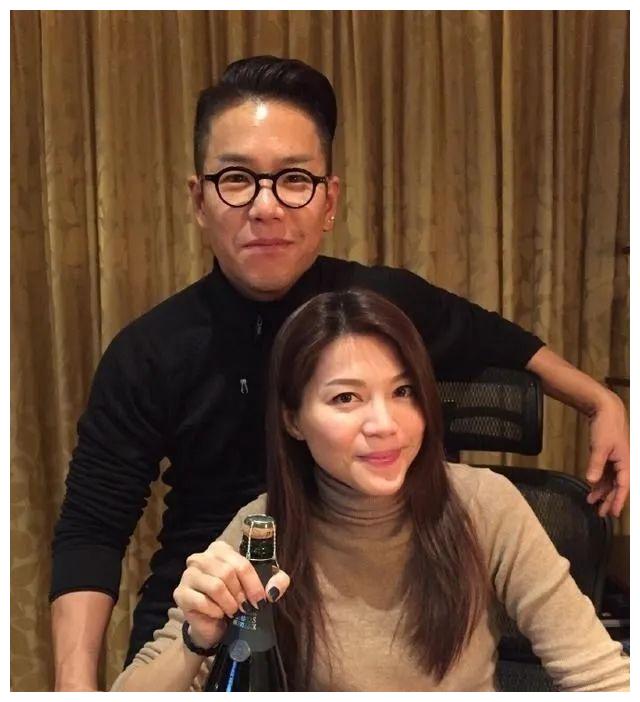 2020年9月,香港艺人林晓峰发文承认与妻子康子妮离婚的事实,并表达