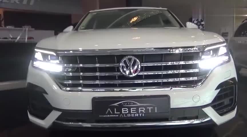 2021款大众途锐到店实拍，有这颜值和配置，买不买奥迪Q7自己想