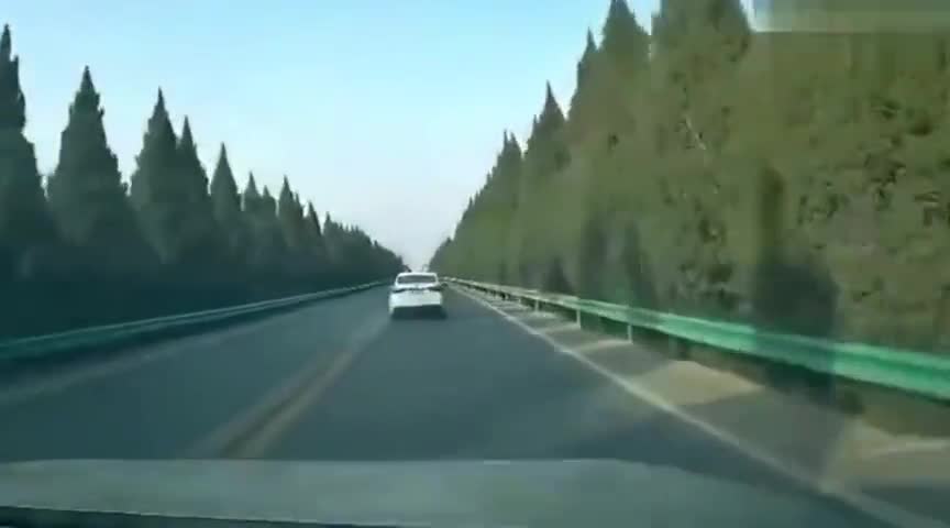 行车记录仪实拍：开车走神的下场